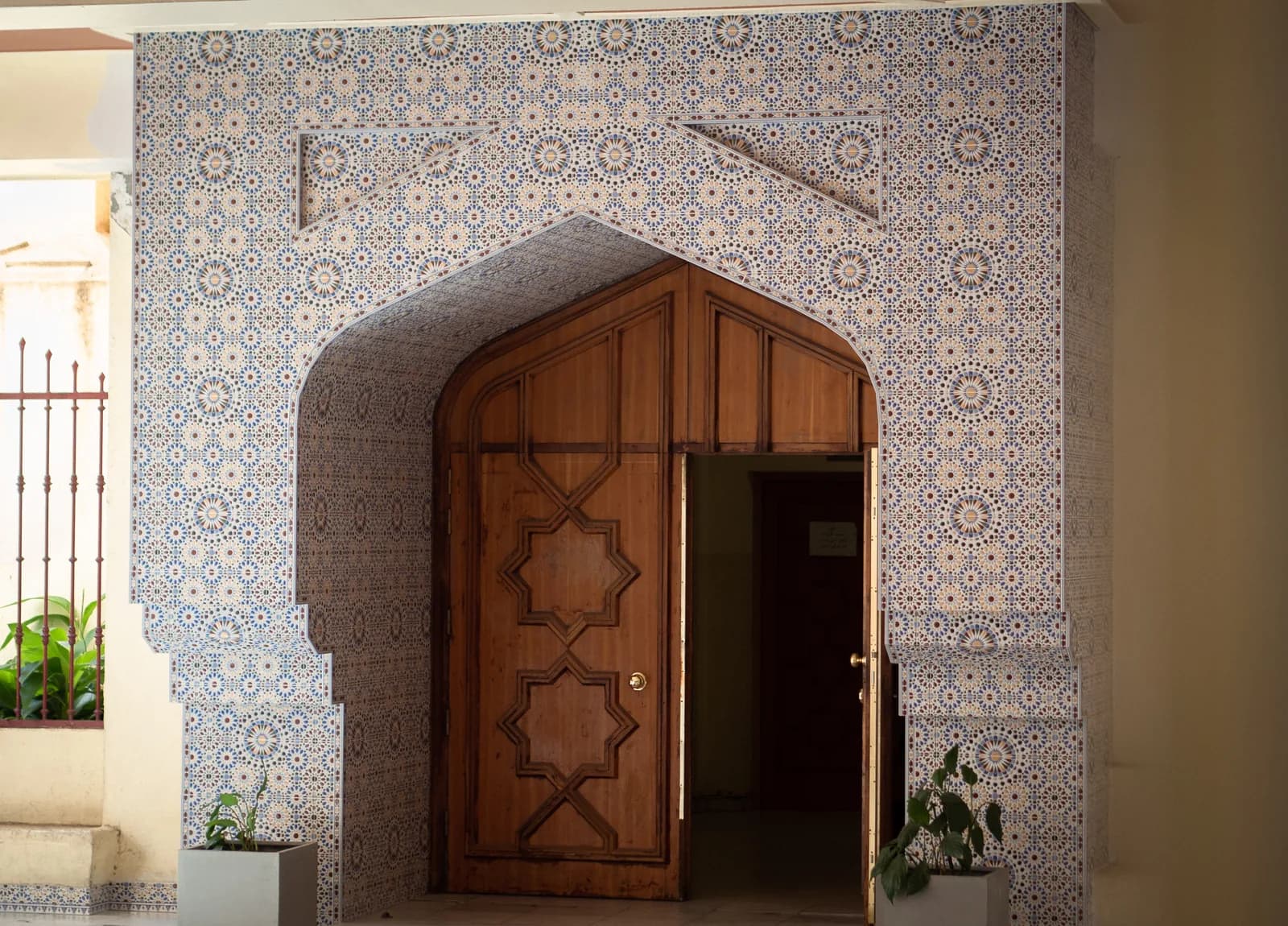 Arco andalusí de entrada a la Mezquita Central de Madrid, con celosía y azulejos geométricos